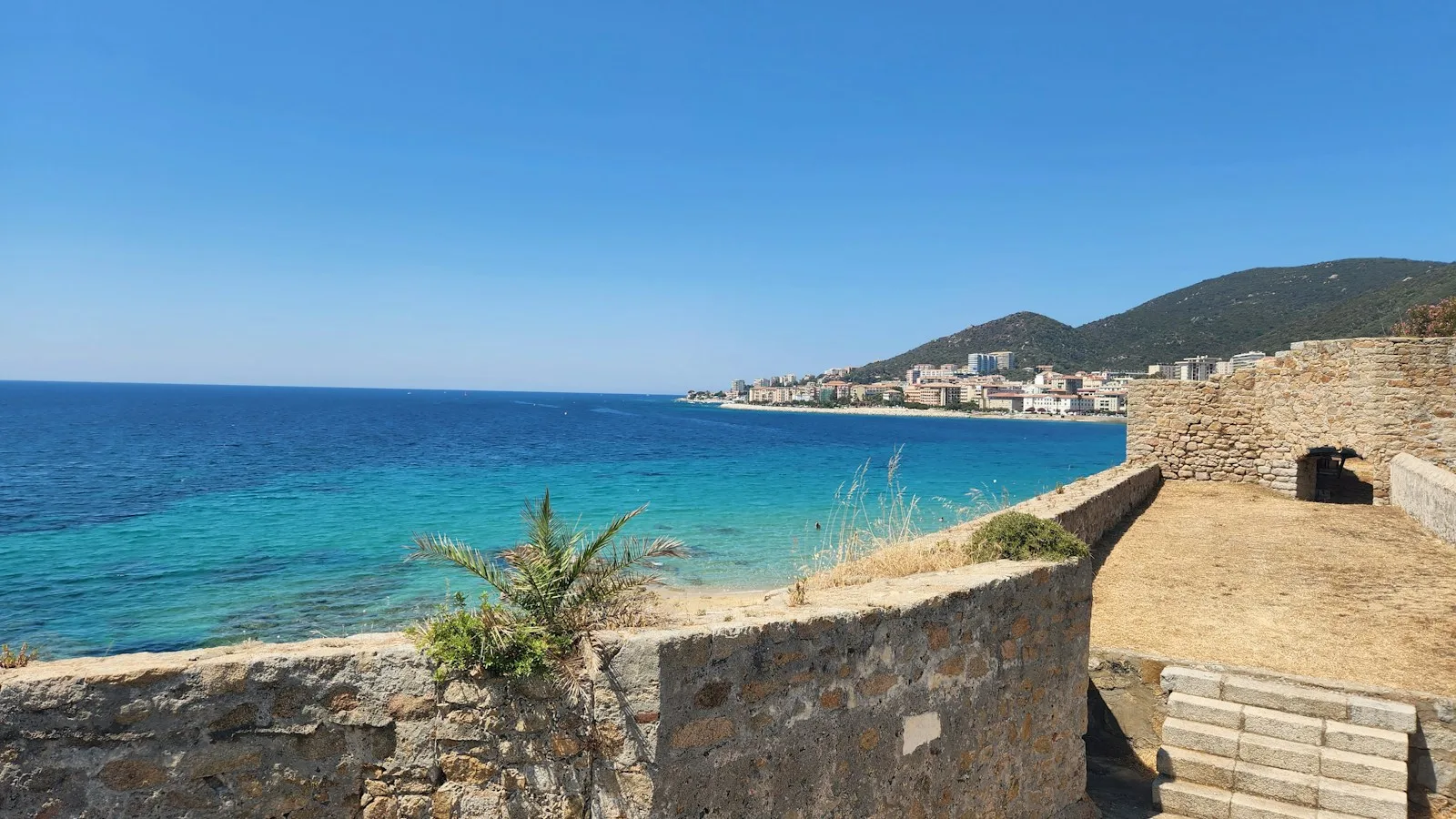 Ajaccio sans voiture : le meilleur compromis plage + ville