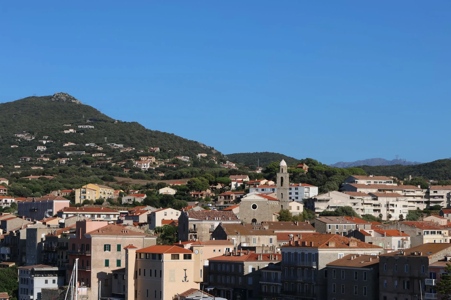 Vue comparée du vieux port de Bastia et du front de mer d'Ajaccio en Corse