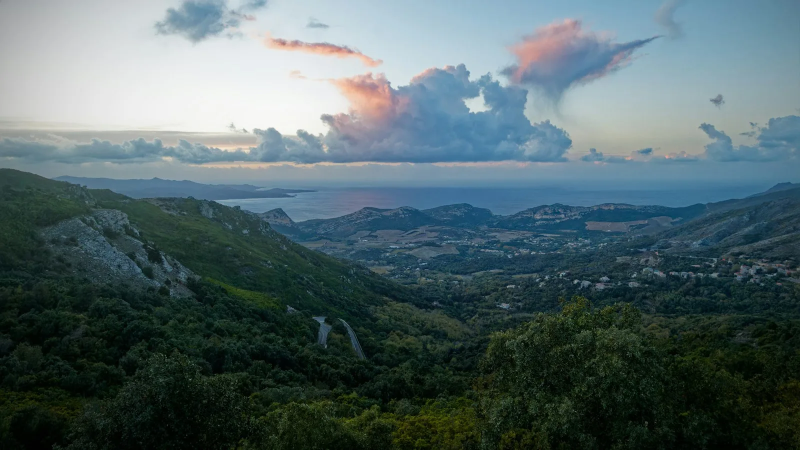 Maquis corse et montagne recouverts de fumée après un feu de forêt en été