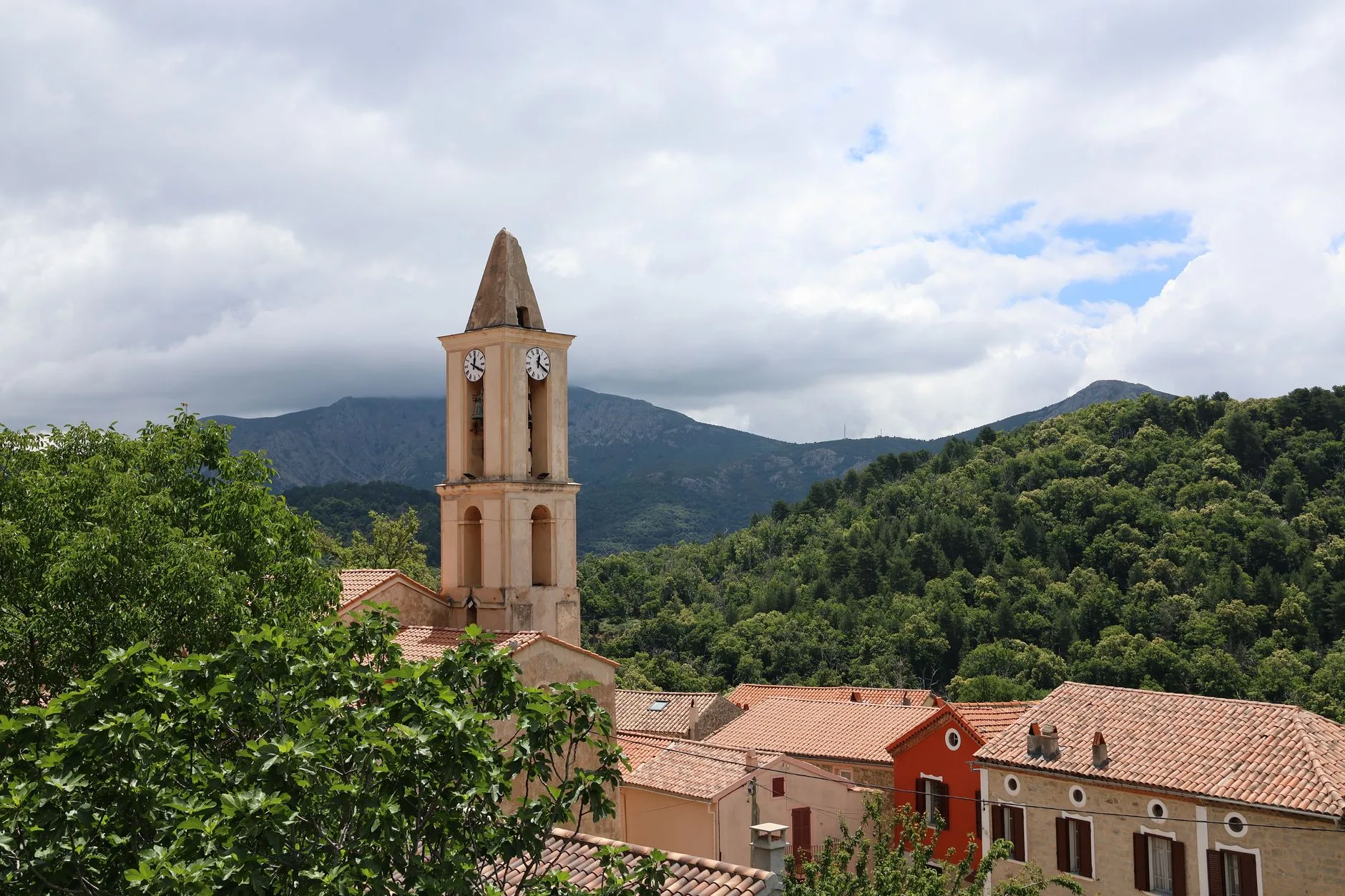 ️ Les villages aux alentours : alternatives moins chères