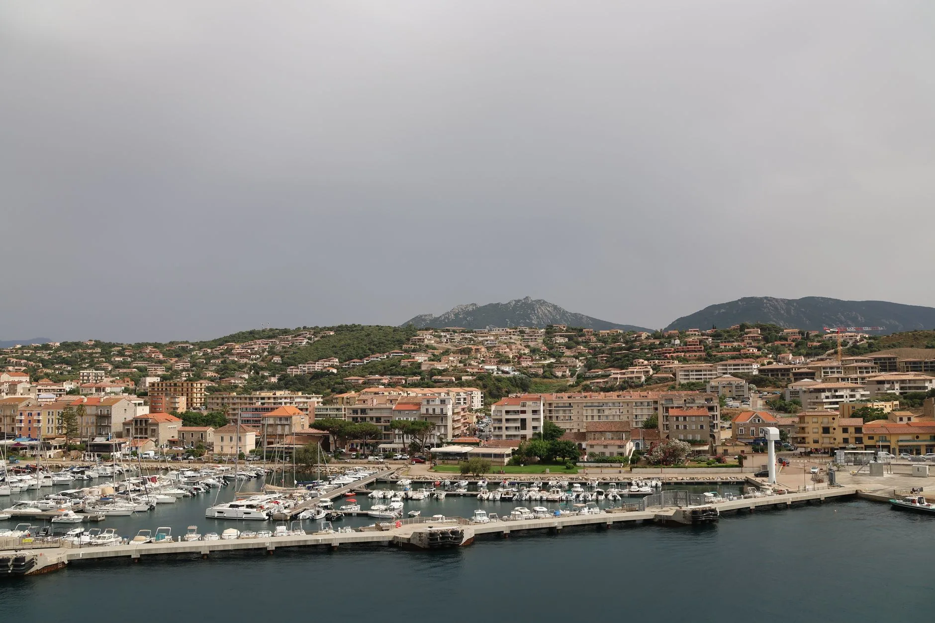 Port de plaisance et hôtels traditionnels le long de la côte à Porto-Vecchio en Corse