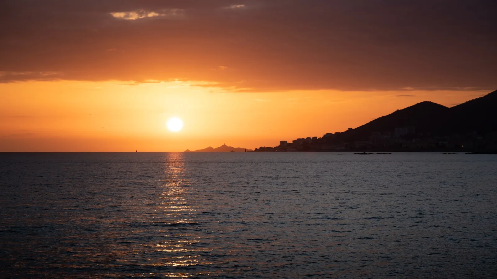 ️ Les Îles Sanguinaires : le coucher de soleil le plus célèbre de Corse