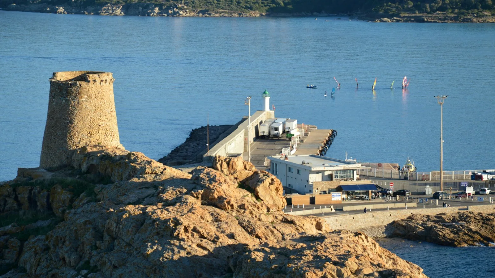 Voiture électrique en charge sur une borne face au port d'Ajaccio en Corse
